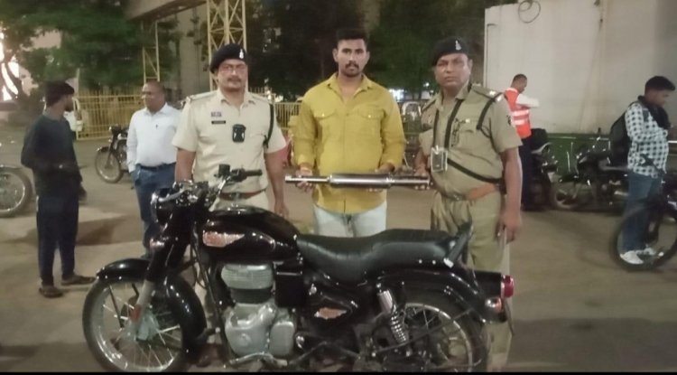 "ऑपरेशन - सुरक्षा"अभियान के तहत जिले के प्रमुख चौको चौराहो में दो पहिया में तीन सवारी, मोडीफाई सायलेंसर, नशे में वाहन चलाने वाले एवं बिना नंबर वाले वाहनो पर की गई कार्यवाही