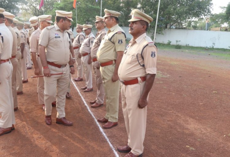 सुखनंदन राठौर, अतिरिक्त पुलिस अधीक्षक (शहर) जिला दुर्ग द्वारा रक्षित केन्द्र, दुर्ग में आयोजित जनरल परेड की सलामी लिया गया