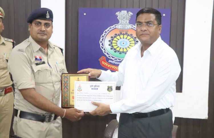 दुर्ग वरिष्ठ पुलिस अधीक्षक ने उत्कृष्ट वरिष्ठ आरक्षकों को किया पुरुस्कृत