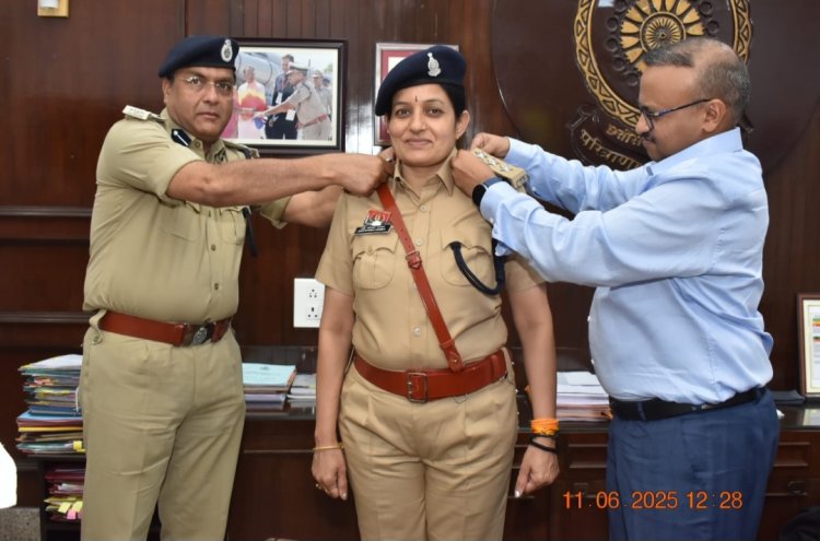 पुलिस महानिरीक्षक दुर्ग रेंज द्वारा "पीपिंग सेरेमनी" में स्टार लगाकर किया पदोन्नत,दुर्ग रेंज के 09 निरीक्षक पदोन्नत होकर बने उप पुलिस अधीक्षक