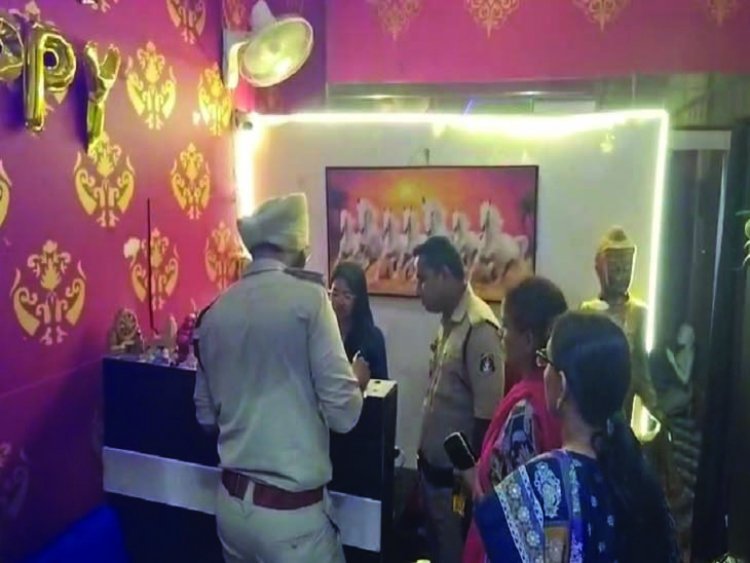 शनिवार की देर रात सूर्या मॉल में संचालित 8 स्पा सेंटर्स में छापा,10 महिलाएं सहित 13 लोग हिरासत में