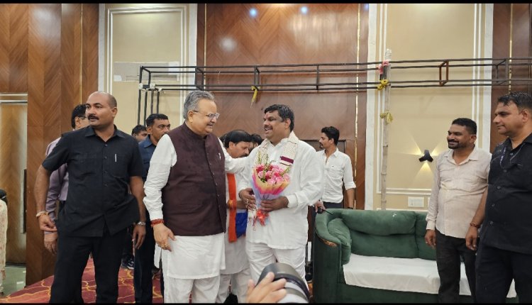 विधायक गजेन्द्र को जन्मदिन पर आशीष देने पहुँचे विस अध्यक्ष रमन सिंह