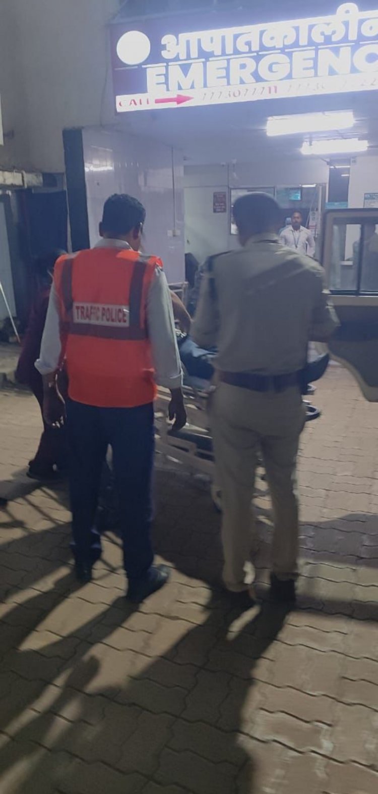 यातायात पुलिस दुर्ग द्वारा वाहन चलाते अचानक अटैक आकर गिरे व्यक्ति को सीपीआर देकर समय पर अस्पताल पहुंचाने सें बची जान