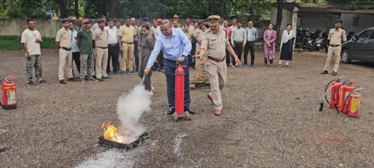 पुलिस महानिरीक्षक दुर्ग रेंज के निर्देशन में आपातकालीन स्थिति में बचाव हेतु “फायर एक्सटिंग्विशर ट्रेनिंग” का आयोजन