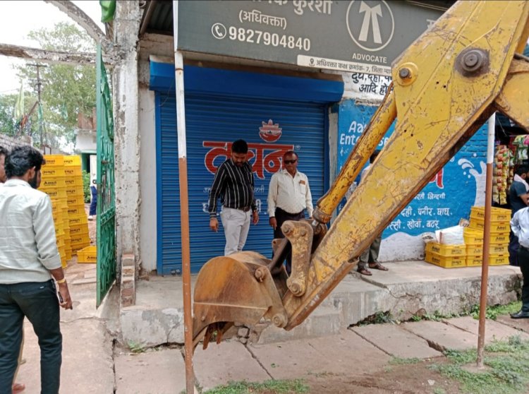 नाली के उपर किए गए अवैध अतिक्रमण को भिलाई नगर निगम ने हटाया