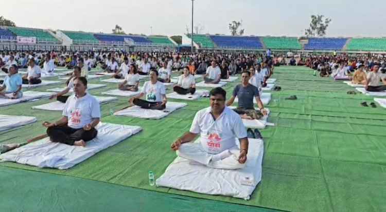 विधायक गजेन्द्र यादव ने किया सामूहिक योगाभ्यास