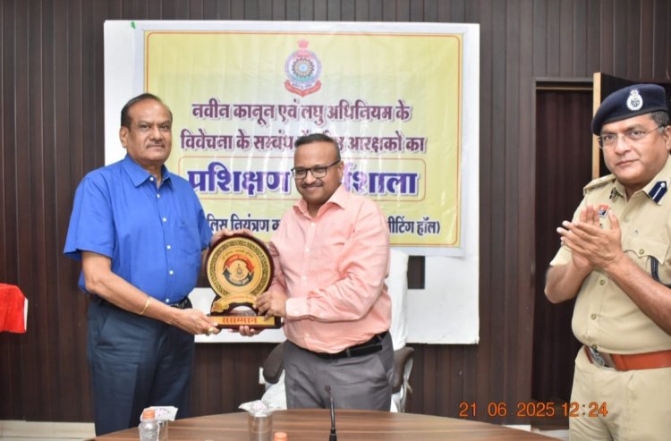 उत्कृष्ट वरिष्ठ आरक्षकों को आईजी रामगोपाल गर्ग ने किया पुरस्कृत