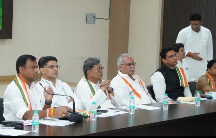 कांग्रेस की पॉलिटिकल अफेयर कमेटी बैठक में शामिल हुए विधायक देवेंद्र यादव