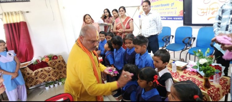 शाला प्रवेश उत्सव कार्यक्रम में शामिल हुए दुर्ग ग्रामीण विधायक ललित चंद्राकर बच्चों को तिलक लगाकर किया स्वागत