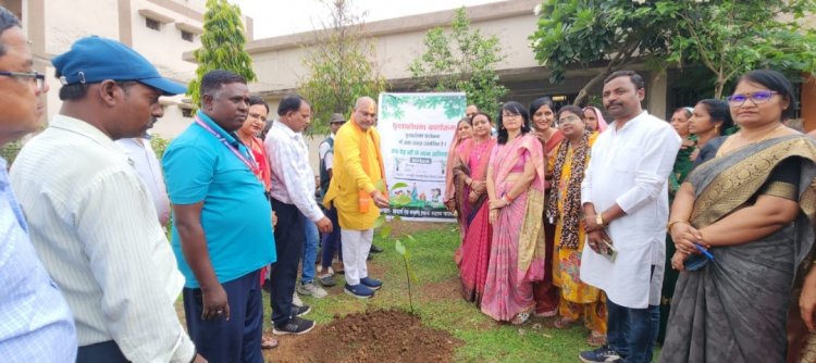 दुर्ग ग्रामीण विधायक ललित चंद्राकर ने पऊवारा स्कूल परिसर में किया वृक्षा रोपणकर पर्यावरण संरक्षण का दिया संदेश