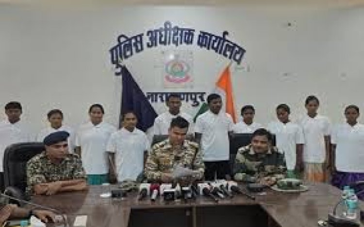 नारायणपुर में 22 नक्सलियों ने किया आत्मसमर्पण, 8 महिला नक्सली भी शामिल, 37.50 लाख रुपये का इनाम था घोषित