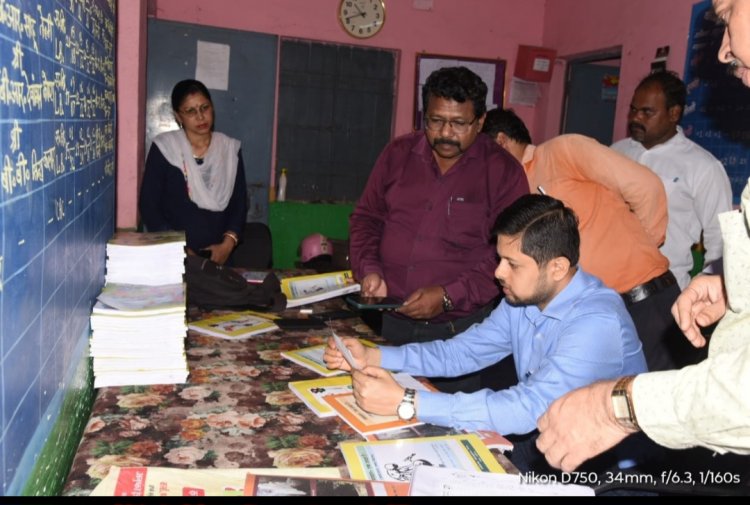 कलेक्टर  अभिजीत सिंह ने किया शासकीय प्राथमिक शाला पुलगांव का औचक निरीक्षण