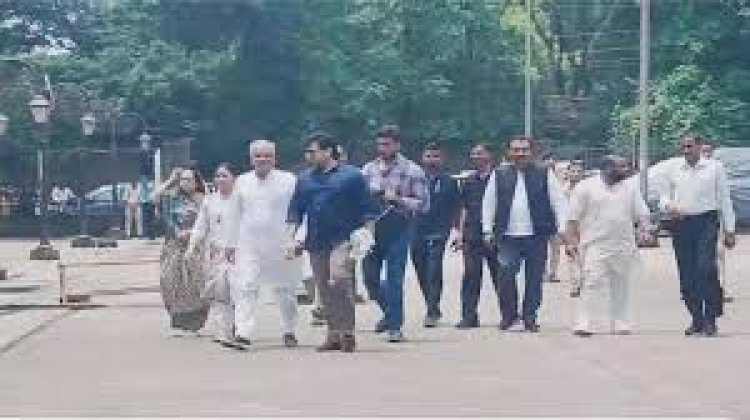 बेटे से मिलने ED दफ्तर पहुंचे भूपेश बघेल: परिवार सहित चैतन्य से की मुलाकात, बोले- बेवजह फंसाया जा रहा