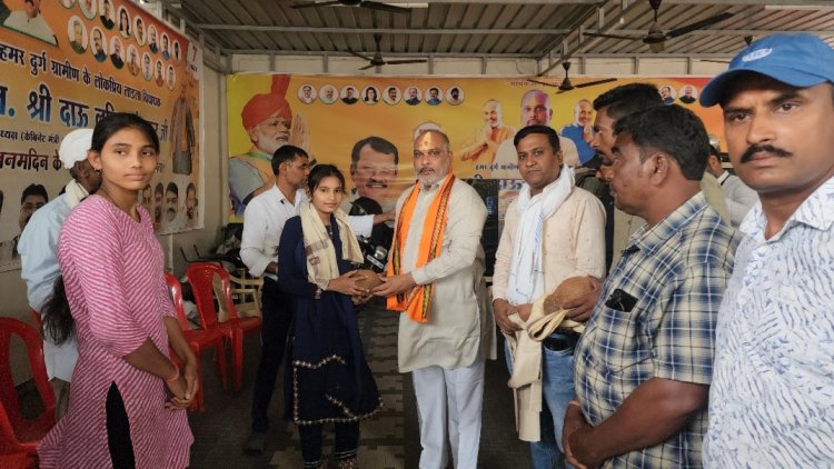 दुर्ग ग्रामीण विधायक ललित चंद्राकर ने प्रतिभावान छात्र-छात्राओं किया सम्मान