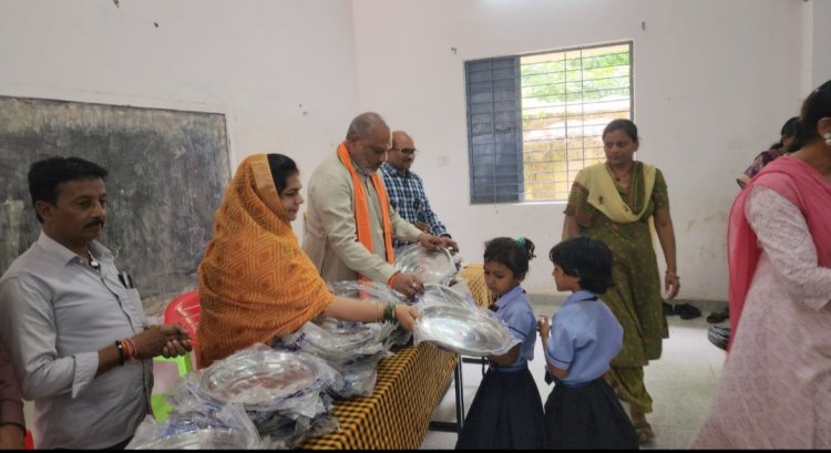 दुर्ग ग्रामीण विधायक ललित चंद्राकर ने पूर्व माध्यमिक शाला अंजोर में किया थाली वितरण