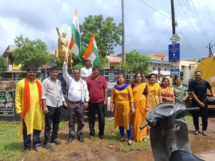 भिलाई : स्वतंत्र संग्राम सेनानी सुभाषचंद्र बोस की प्रतिमा की सफाई कर किया माल्यार्पण