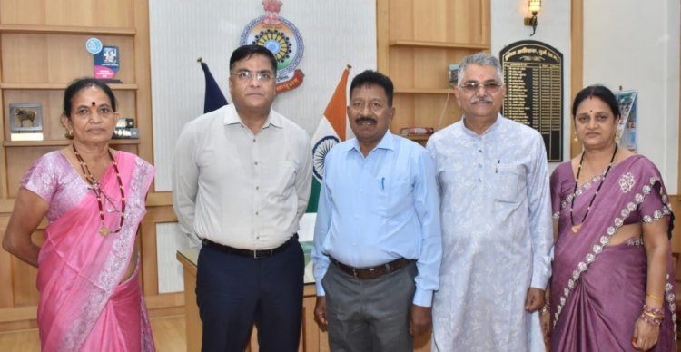 दुर्ग वरिष्ठ पुलिस अधीक्षक विजय अग्रवाल ने सेवानिवृत्त अधिकारियों-कर्मचारियों को शाल-श्रीफल देकर किया सम्मानित