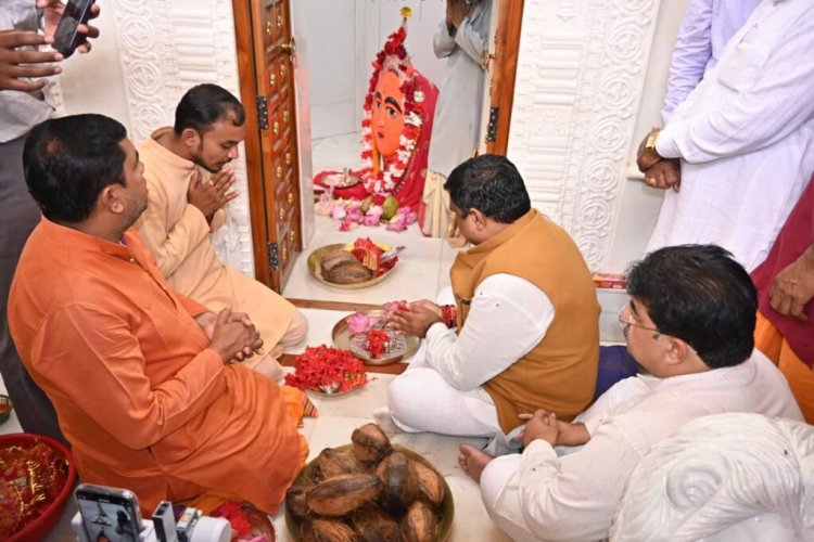 स्कूल शिक्षा मंत्री गजेन्द्र यादव ने धमतरी में माँ विंध्यवासिनी मंदिर में की पूजा-अर्चना, प्रदेश की सुख-समृद्धि की कामना