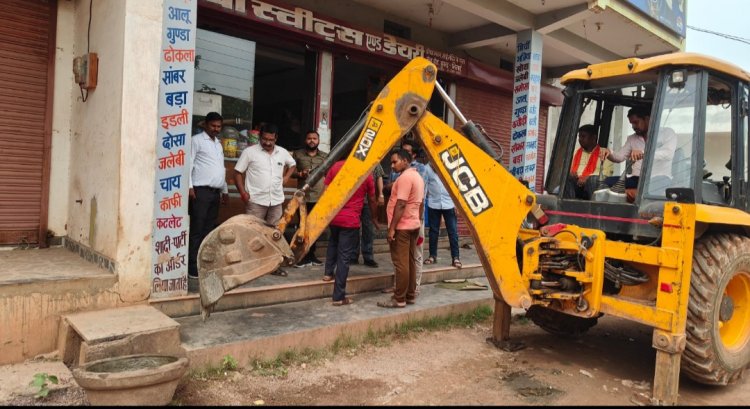 भिलाई निगम की बड़ी कार्रवाई : बाबा स्वीट्स का अवैध अतिक्रमण JCB से ढहा, नाली से पानी निकासी बहाल