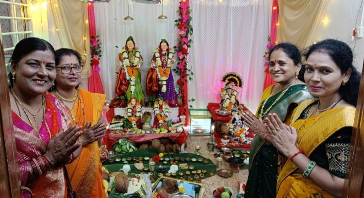 मां महालक्ष्मी गौरा गौरी की प्रतिमा स्थापित कर की पूजा