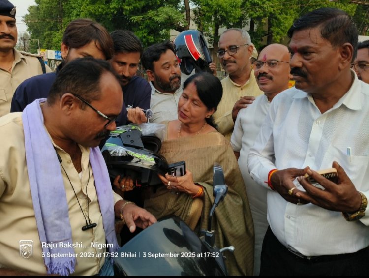 नो-हेलमेट, नो-पेट्रोल" नीति के समर्थन में सड़क पर उतरीं महापौर अलका बाघमार, पटेल चौक में किया हेलमेट वितरण