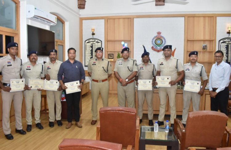 70 लाख की सफलता: दुर्ग पुलिस ने खोज निकाले 303 मोबाइल, सम्मानित हुए जांबाज़ जवान