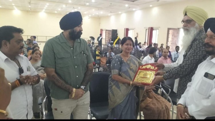 खालसा स्कूल में शिक्षक दिवस समारोह में महापौर अलका बाघमार ने किया शिक्षकों का सम्मान