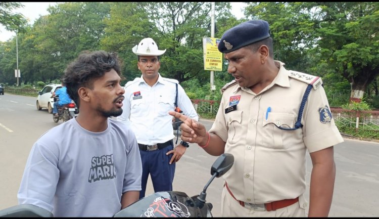 सेंट्रल एवेन्यू रोड पर हेलमेट अनिवार्य – यातायात पुलिस की विशेष कार्रवाही आरंभ