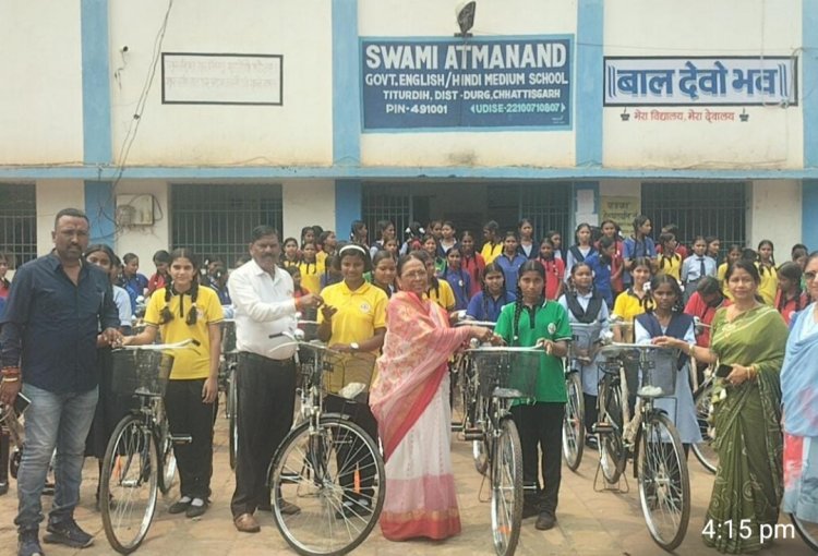 मेयर अलका बाघमार ने 87 छात्राओं को साइकिल बांटी, शिक्षा के महत्व पर दिया जोर