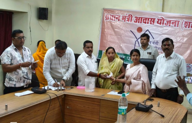 दुर्ग में प्रधानमंत्री आवास योजना से 15 हितग्राहियों को मिला नया घर