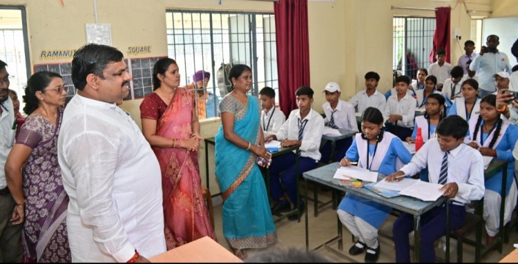 स्कूल शिक्षा मंत्री गजेन्द्र यादव ने दुर्ग के सिकोलाभांठा स्कूल का किया निरीक्षण, बच्चों से किया सीधा संवाद