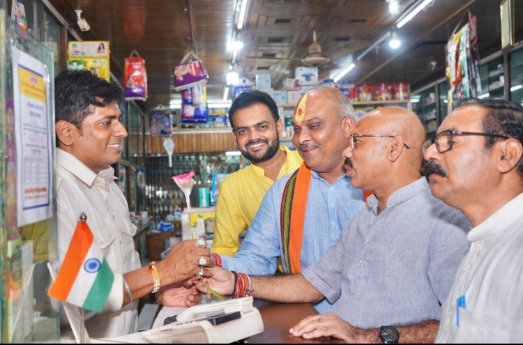 विधायक ललित चंद्राकर ने व्यापारियों को गुलाब भेंटकर किया अभिनंदन, जीएसटी सुधार पर जताई खुशी
