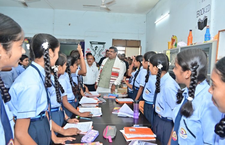 स्कूल शिक्षा मंत्री गजेंद्र यादव ने किया स्कूलों का आकस्मिक निरीक्षण