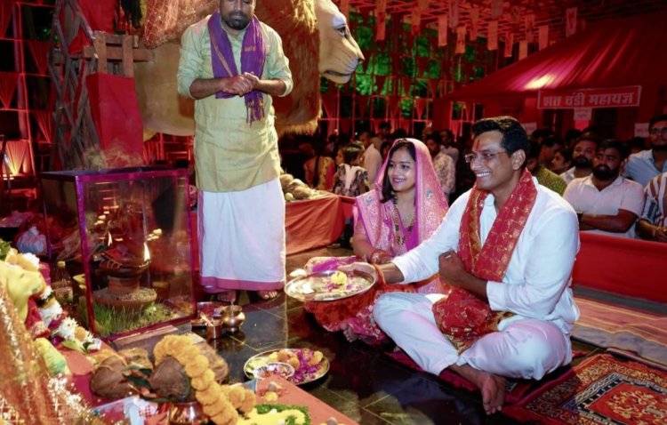 भिलाई में नवरात्रि महोत्सव की धूम, विधायक देवेंद्र यादव ने परिवार सहित किए माता रानी के दर्शन धर्मपत्नी डॉ श्रुतिका के साथ सेक्टर 6 सेक्टर 5 और सेक्टर 4 के विभिन्न पंडालों में किया दर्शन
