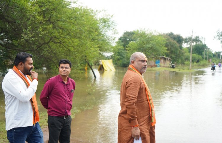 दुर्ग ग्रामीण विधायक ललित चंद्राकर ने बाढ़ प्रभावती गांवों का सर्वे किया और आम जानो से मिलकर कुशलक्षेम जाना और समस्याएं सुनी