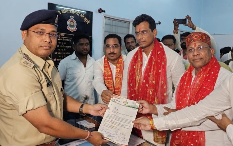 मुंगेली: देवेंद्र यादव के नेतृत्व में कांग्रेसियों ने भाजपा प्रवक्ता प्रिंटू महादेव के खिलाफ थाने में दिया आवेदन