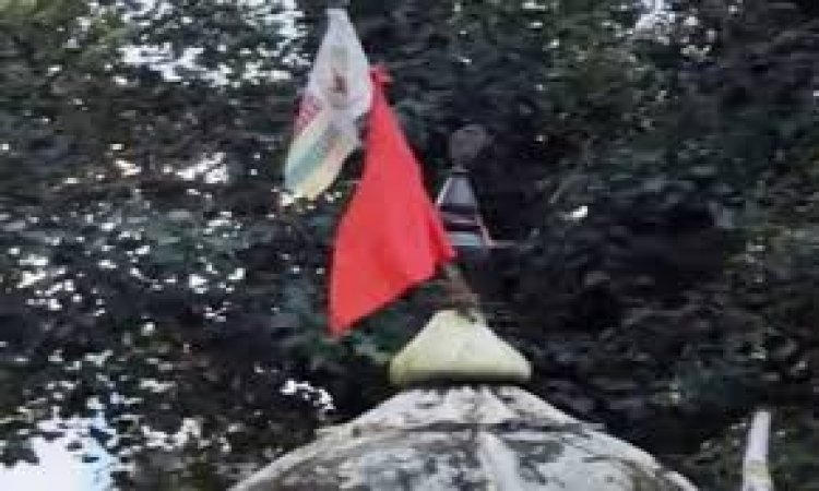 भगवा और सतरंगी झंडा को लेकर ठनी, कलेक्टर ने ग्रामीणों से शांति बनाए रखने की अपील की