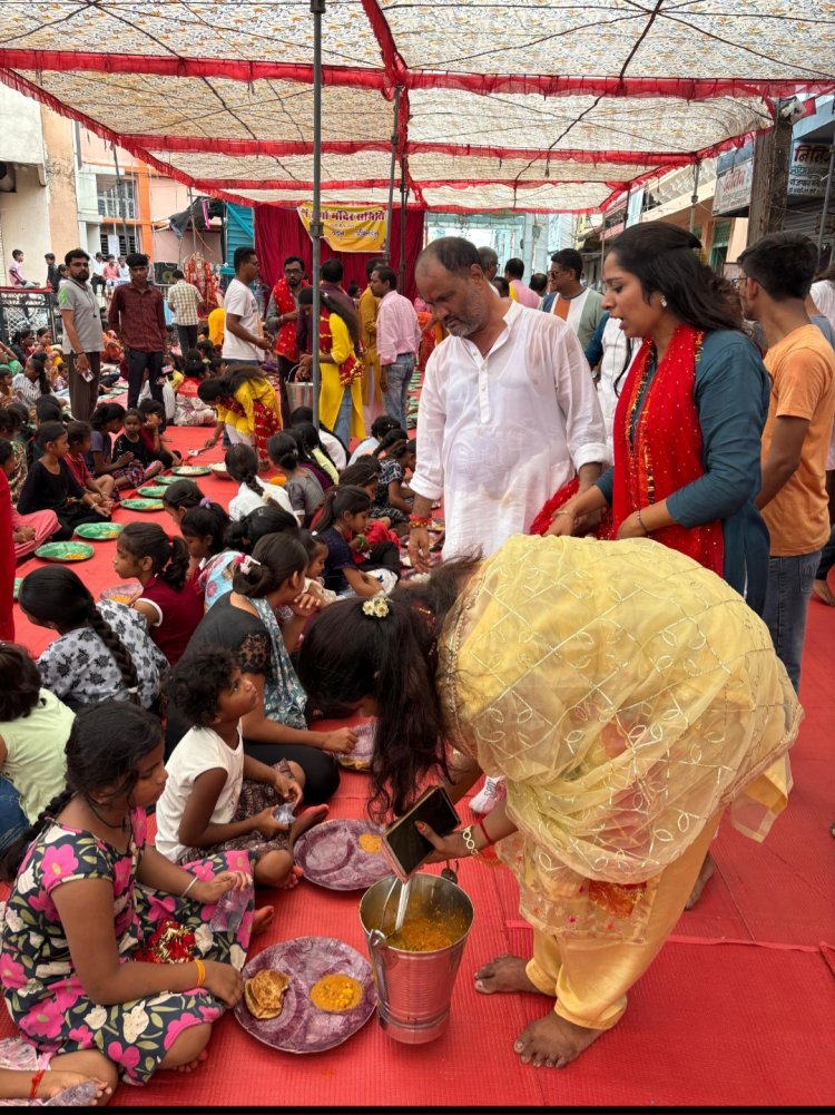 प्रदेश का सबसे बड़ा महाकन्या भोज 3300 कन्या माता सत्ती चौरा दुर्गा मंदिर के महाकन्या भोज में शामिल हुई