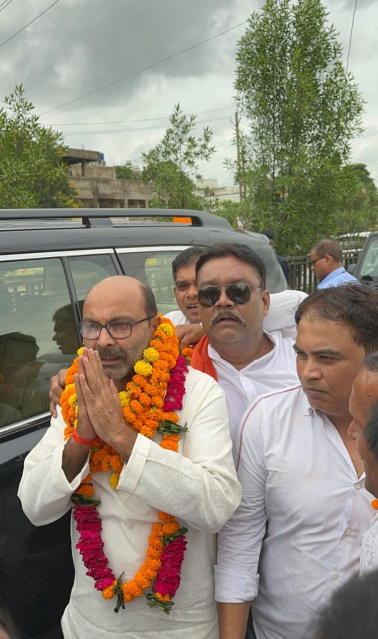 कांग्रेस पर्यवेक्षक अजय कुमार लल्लू एवं पूर्व मुख्यमंत्री भुपेश बघेल का मालवीय नगर चौक दुर्ग में जोरदार स्वागत किया गया -- अय्यूब ख़ान