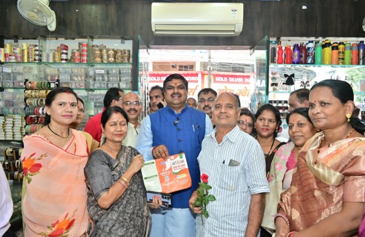 केबिनेट मंत्री गजेन्द्र यादव पहुंचे दुर्ग के इंदिरा मार्केट, जीएसटी रिफार्म को व्यापारियों से किये मुलाकात