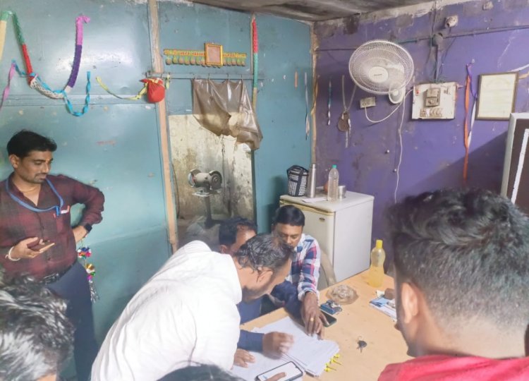 भिलाई निगम ने बकाया संपत्तिकर जमा नहीं करने पर दुकान को किया सील