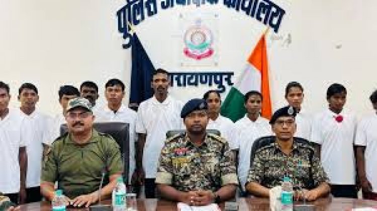 नारायणपुर में एक साथ 16 नक्सलियों ने आत्मसमर्पण किया
