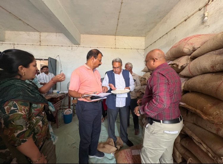 छत्तीसगढ़ राज्य खाद्य आयोग अध्यक्ष संदीप शर्मा ने की विभागीय समीक्षा,राशन दुकानों और आंगनबाड़ी केंद्रों का किया आकस्मिक निरीक्षण