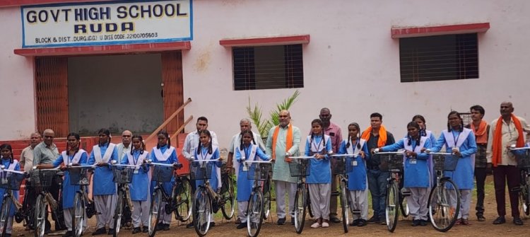 दुर्ग ग्रामीण विधायक ललित चंद्राकर ने सरस्वती सायकिल योजना के तहत छात्राओं को सायकिल वितरण किया