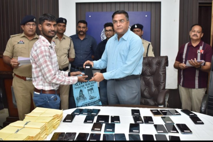 गुम मोबाइल की खोज में दुर्ग पुलिस की बड़ी सफलता — 41 लाख के 201 मोबाइल हुए बरामद
