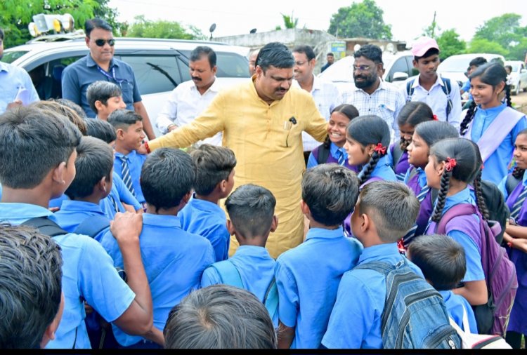 विद्यार्थियों से मिले शिक्षा मंत्री गजेन्द्र यादव, बच्चों को दिए अनुशासन की सीख,अनुशासन और लगन को बताया सफलता का मंत्र