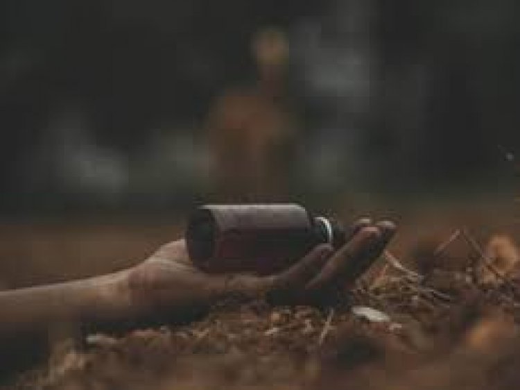 प्यार साबित करने के लिए गर्लफ्रेंड ने जहर पीने को कहा, युवक की इलाज के दौरान हुई मौत
