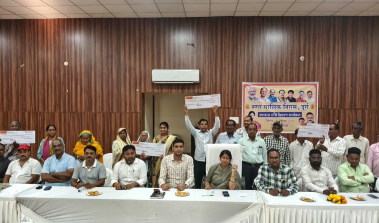 महापौर अलका बाघमार की पहल से निगम परिवार में छाई खुशी 1.21 करोड़ की राशि का वितरण