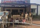 दुर्ग : धमधा मार्ग पर पुलिस की रेड कार्रवाई: टाटा सफारी में 28 पेटी देसी शराब पकड़ी गई