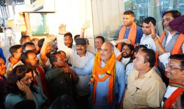 दुर्ग ग्रामीण विधायक ललित चंद्राकर के  दुर्ग आगमन पर भाजपा कार्यकर्ताओं ने रायपुर एयरपोर्ट पर भव्य स्वागत अभिनंदन किया 